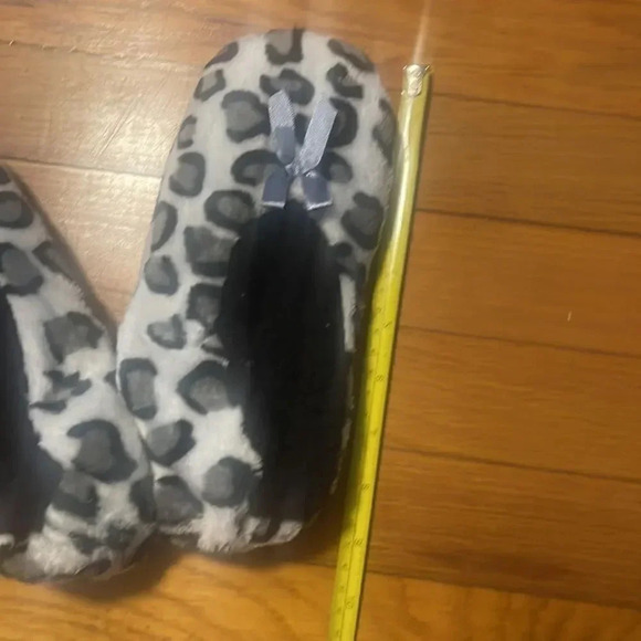 Cheetah print house slippers with grippers NWOT - Picture 6 of 10